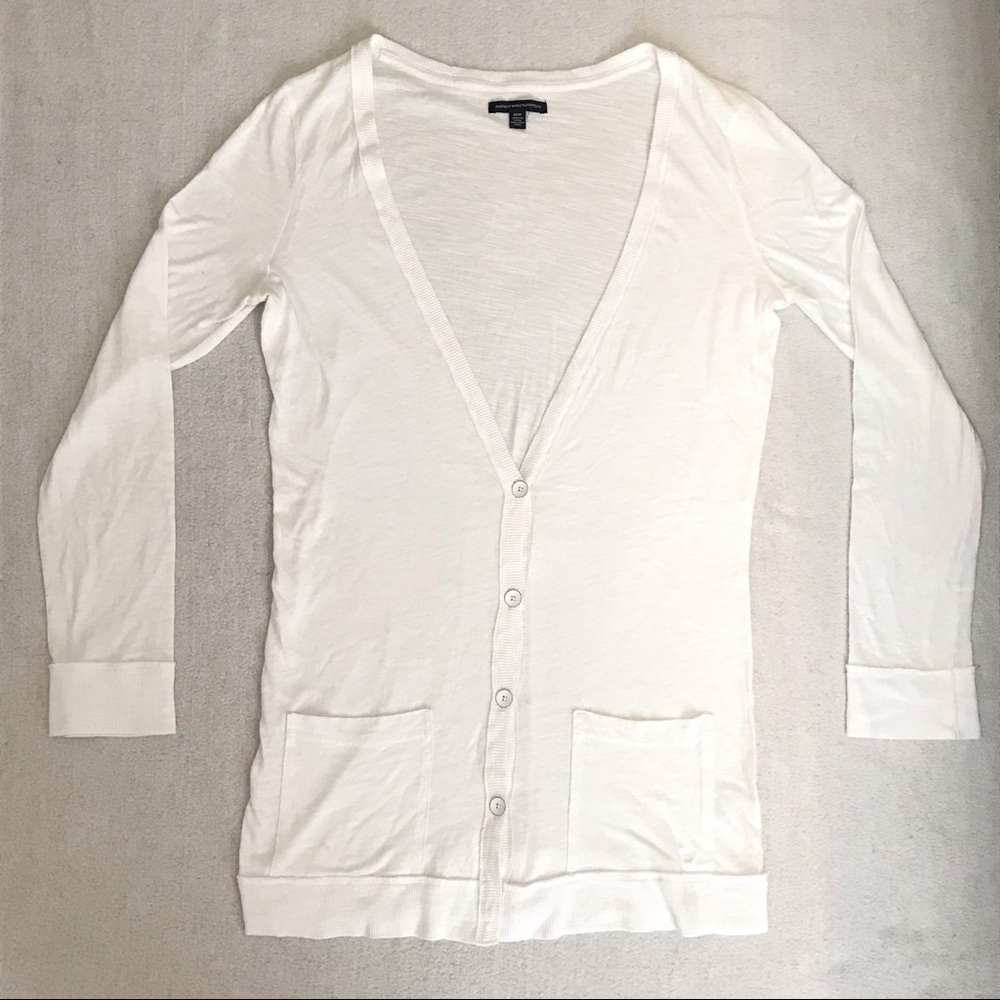 AMERICAN EAGLE white cardigan. Size M